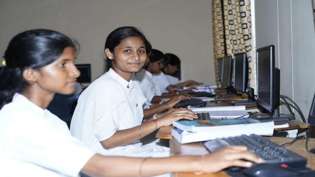 ఒక్క రూపాయి ఖర్చు లేకుండా పీహెచ్‌డీ వరకు ఉచిత విద్య – హాస్టల్, భోజనం అన్నీ ఫ్రీ