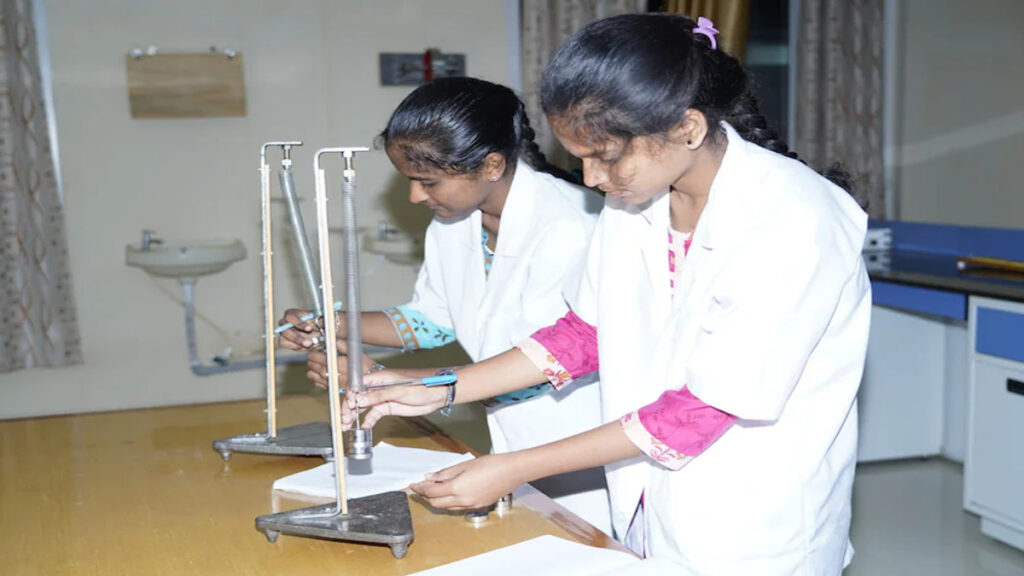 ఒక్క రూపాయి ఖర్చు లేకుండా పీహెచ్‌డీ వరకు ఉచిత విద్య – హాస్టల్, భోజనం అన్నీ ఫ్రీ